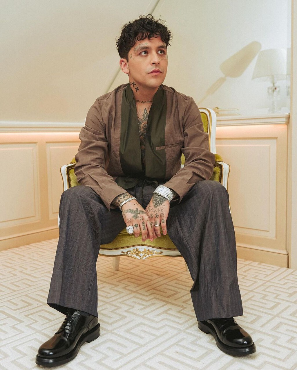 Christian Nodal comparte fotos junto a Johnny Deep y el internet explota al notar el gran parecido entre los dos 