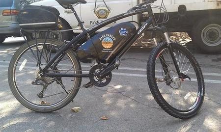 Los "Rangers" del Canyon Park de Monrovia patrullan con bicicletas eléctricas