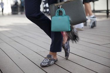 Clonados y pillados: son mocasines abiertos pero no los firma Gucci