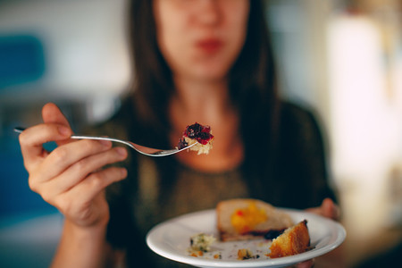 Según la ciencia, irse a la cama justo después de comer no representa un problema para nuestra salud