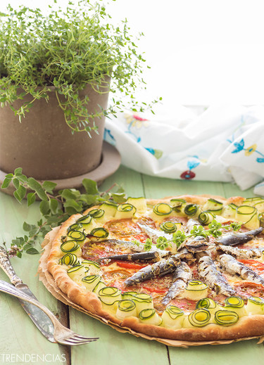 Pizza con sardinas, calabacín y tomate. Receta para una noche de verano
