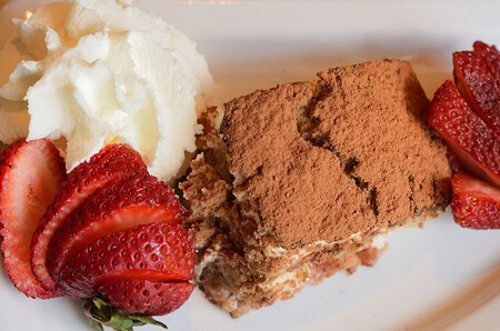 Cómo preparar una carlota de tiramisú con solo 5 ingredientes: una receta cremosa y sin horno