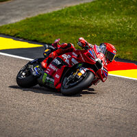 Marc Márquez alcanza su novena pole en Sachsenring con una estrategia diferente y otra dura caída para Marco Bezzecchi 