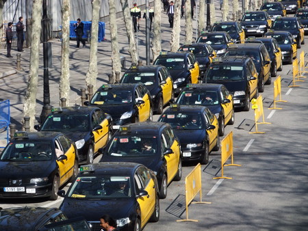 Dimite el comité de huelga de Barcelona tras el aparente avance del "no" entre los taxistas