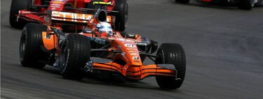 Hace 18 años un piloto semi amateur se presentó a una carrera de F1. Todos se rieron de él, pero después de dos vueltas ya iba líder