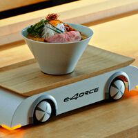 ¡Marchando! Nissan crea una bandeja de ramen con ruedas para explicar el sistema de tracción integral del Ariya