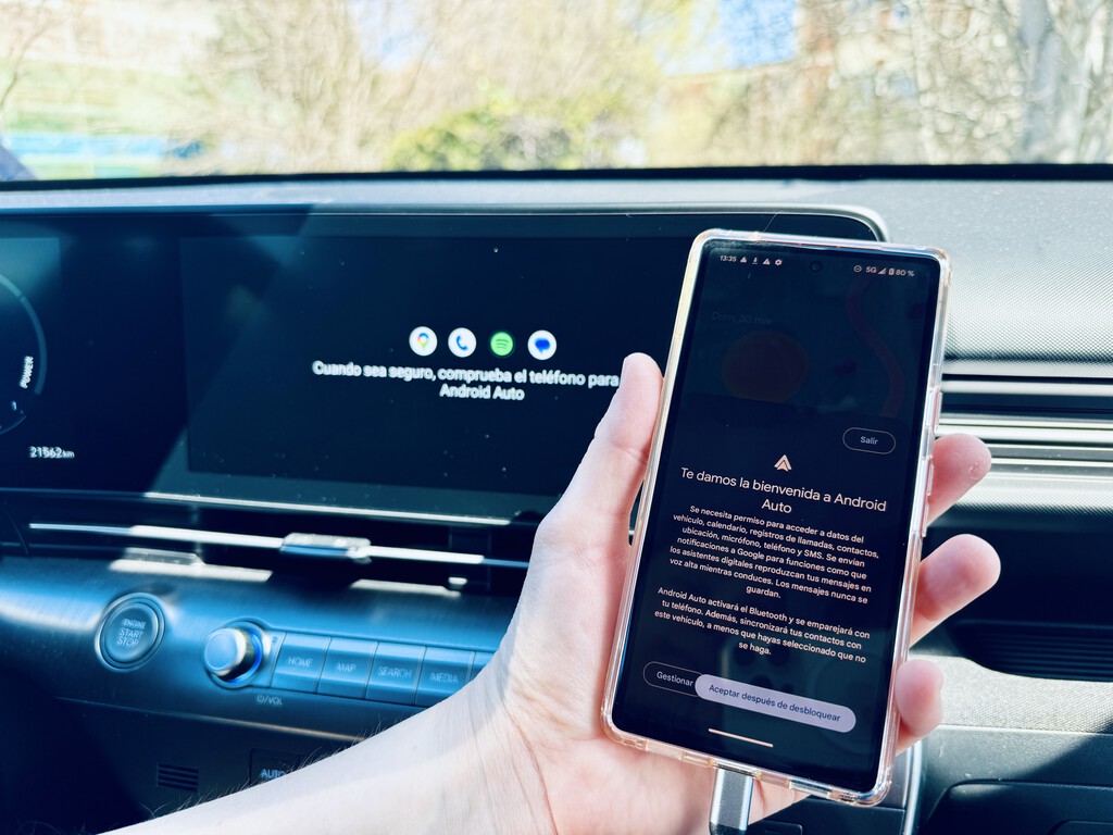 Android Auto camina hacia la luz: el largamente esperado modo claro deja más pistas de su regreso inminente 