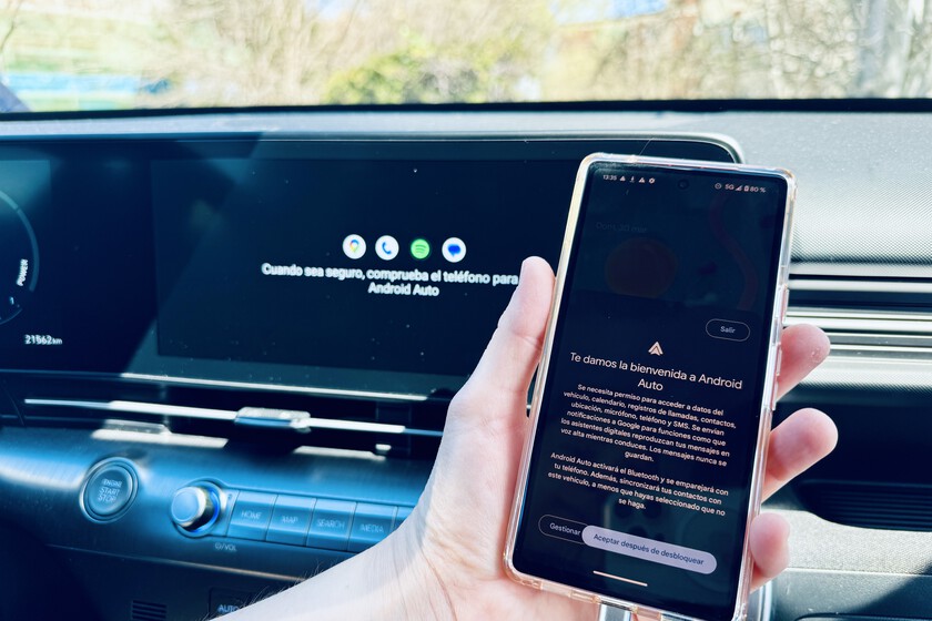 Android Auto camina hacia la luz: el largamente esperado modo claro deja más pistas de su regreso inminente 