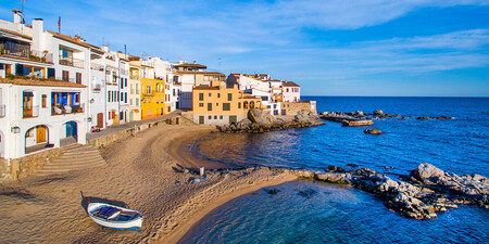 Pueblo Villa Medieval Marinera Pesquera Cataluna Cala Turquesa Playa Buena Comida Mediterraneo Barato Sin Turistas