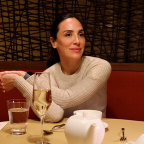 Tamara Falcó hace suya la tendencia viral del pañuelo  y consigue un 'work look' súper elegante para la primavera