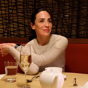 Tamara Falcó hace suya la tendencia viral del pañuelo  y consigue un 'work look' súper elegante para la primavera