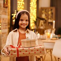 Cómo acertar de lleno con los regalos de Navidad para niños cuando no tienes hijos 