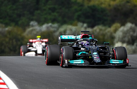 Lewis Hamilton domina los libres en Turquía pero tendrá una sanción de diez puestos por cambiar el motor