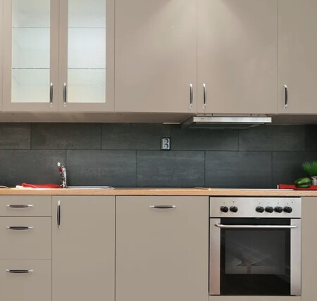 Una cocina renovada con vinilo adhesivo.