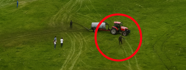 Si estás teniendo un mal día, piensa en los 400 campistas que ocuparon una granja en Francia con sus caravanas y acabaron bañados en estiércol. Y con razón