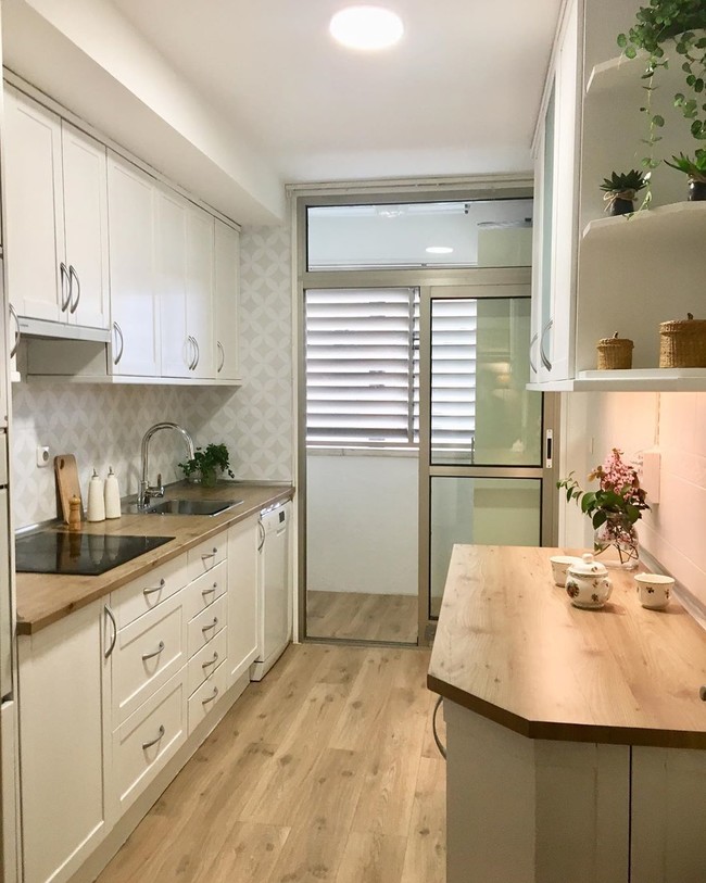 Antes y después; una cocina que cambia el rojo por un estilo nórdico