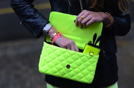 Un limón y medio neón: los bolsos en este tono triunfarán esta temporada