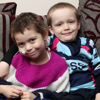 Un niño de seis años se rapa la cabeza para ayudar a recaudar dinero para curar a su amiga con cáncer