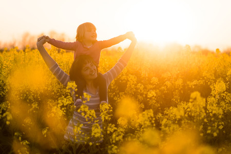 La desescalada propone pasear con los niños en las horas de más calor: consejos para protegerlos del sol y las altas temperaturas