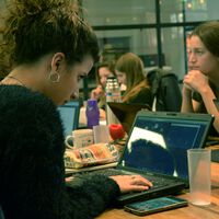 La generación Z no aguanta más de un año en sus empleos: no es por deslealtad ni salarios, es para ser mejores profesionales 