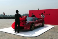 Ferrari genera una gran polémica con la Gran Muralla China de escenario