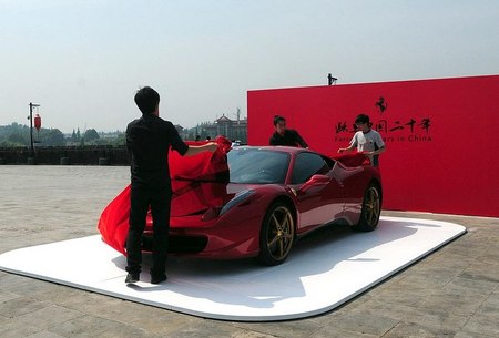 Ferrari genera una gran polémica con la Gran Muralla China de escenario
