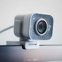 Windows quiere que utilices tu móvil como cámara y está a punto de fulminar por completo el mercado de las webcam