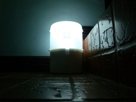 Esta lámpara funciona solo con agua y sal