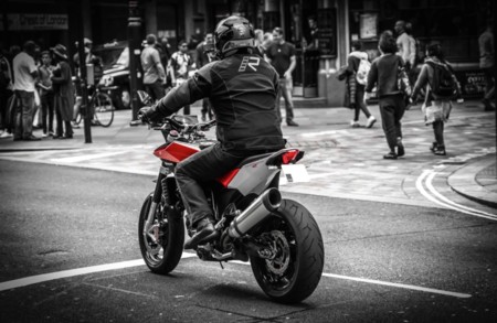 Roban la Husqvarna Nuda de Royal Jordanian, aquí sus últimos minutos