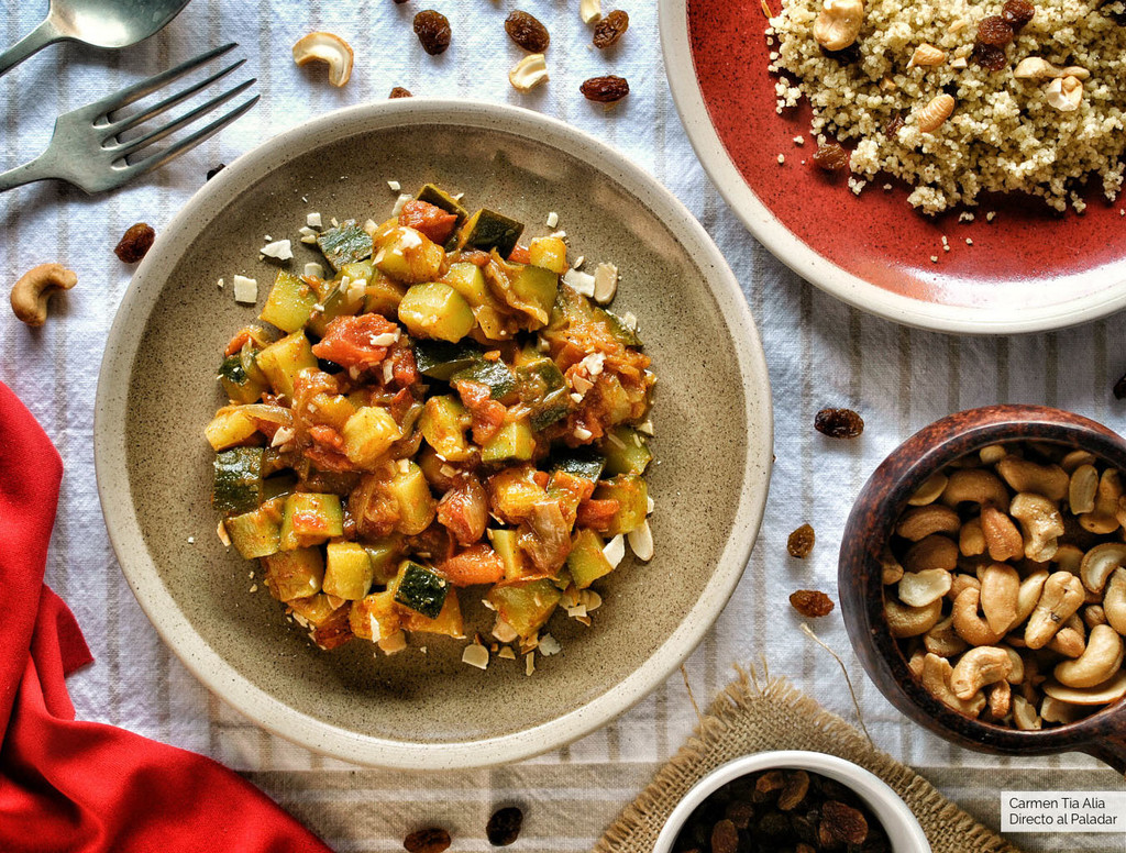Tajine de verduras al ras el hanout con cuscús. Receta de cocina fácil