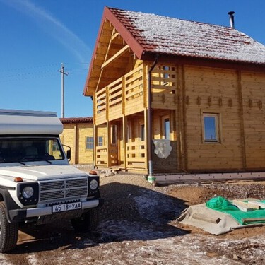 Una casa prefabricada lista para vivir: cuatro habitaciones, cocina y baño integrado por 35.000 euros