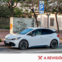 Tener un coche eléctrico no te da derecho a abusar de las plazas para coches eléctricos: si no cargas te pueden multar 