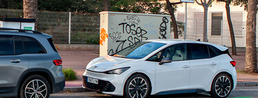 Tener un coche eléctrico no te da derecho a abusar de las plazas para coches eléctricos: si no cargas te pueden multar 