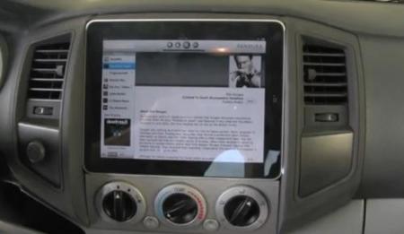 iPad integrado en el salpicadero de un automóvil