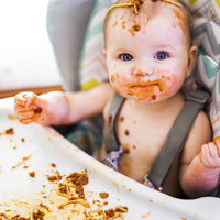 Por qué es importante dejar que tu bebé coma con las manos 