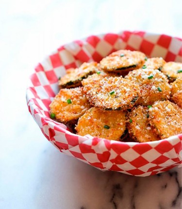 Un aperitivo irresistible y sencillo: Crujientes bocaditos de calabacín con parmesano