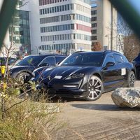 Las versiones SUV y familiar del Porsche Taycan se dejan ver antes de tiempo