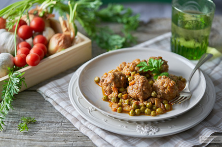 Albóndigas a la jardinera: la receta de diario que gustará a toda la familia
