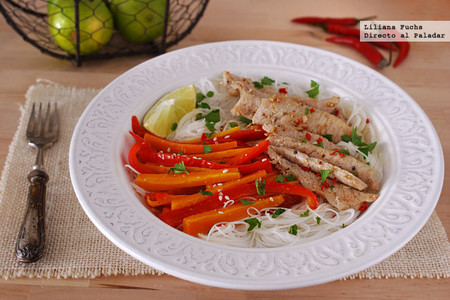 Fideos de arroz con cerdo salteado y verduras. Receta sin gluten