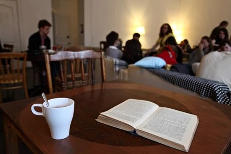 ¿Pagarías por pasar el rato en la cafetería?