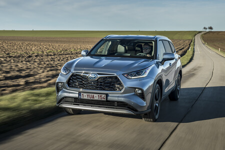 Probamos el nuevo Toyota Highlander: un SUV híbrido de siete plazas con una habitabilidad aceptable para la tercera fila