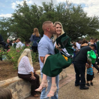 Se graduó con su hija en brazos y 18 años después ambos recrearon la misma foto en la graduación de ella