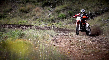 KTM EXC 300: una oda al dos tiempos en un vídeo espectacular