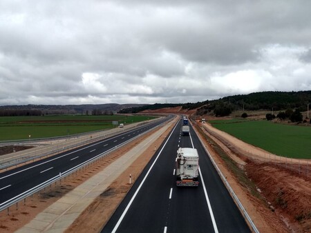 La DGT recuerda: en autopista usa el carril derecho por defecto, y el izquierdo para adelantar