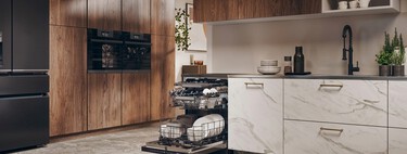 Lavavajillas que desinfectan el móvil, hornos que adaptan la temperatura a la comida o lavadoras que eligen el programa por ti dependiendo de la ropa que metes: así está revolucionando la IA los electrodomésticos
