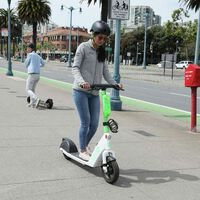 Los patinetes eléctricos parecían una solución sostenible para mejorar la movilidad. No siempre es así 