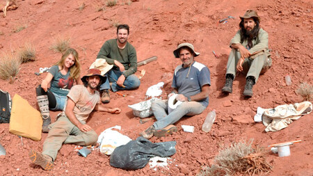 450_1000 230 millones de años capturados en un fósil prehistórico: la ciencia argentina tiene en sus manos un dinosaurio de cuello largo casi completo