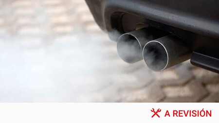 Humo blanco y humo azul en tu coche: ¿qué avería es?