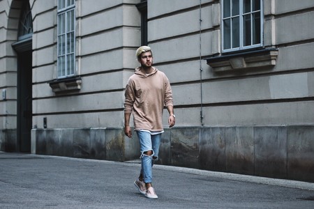 En el mejor street-style de la semana, los tonos neutros se apoderan de las calles
