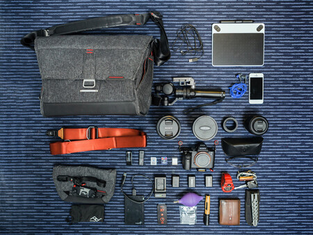 Knolling, qué es y cómo iniciarse en la fotografía de objetos meticulosamente ordenados